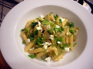 Recept online: Těstoviny s osmaženými kedlubnami: Penne s osmaženými kedlubnami, bazalkovým pestem a parmezánem